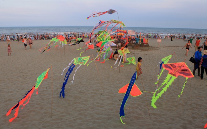 Biển Sầm Sơn đặc khách hàng cây số ảnh 6