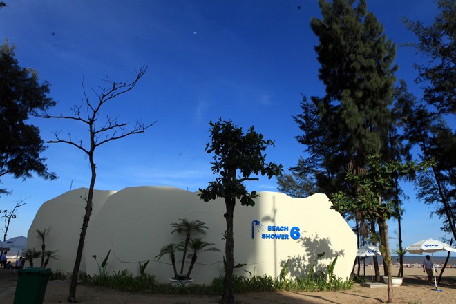 Biển Sầm Sơn đặc khách hàng cây số ảnh 8