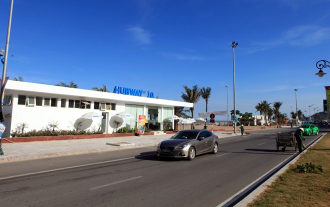 Biển Sầm Sơn đặc khách hàng cây số ảnh 9