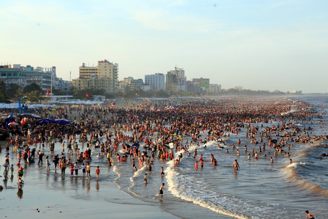 Biển Sầm Sơn đặc khách hàng cây số ảnh 10