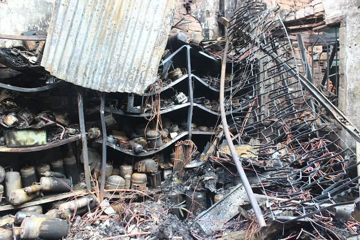 Ném con từ độ cao 3 mét thoát khỏi đám cháy 4 người chết ảnh 1