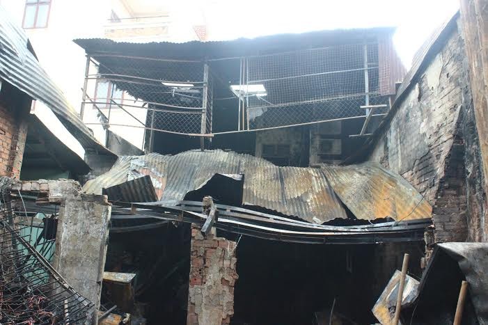 Ném con từ độ cao 3 mét thoát khỏi đám cháy 4 người chết ảnh 2