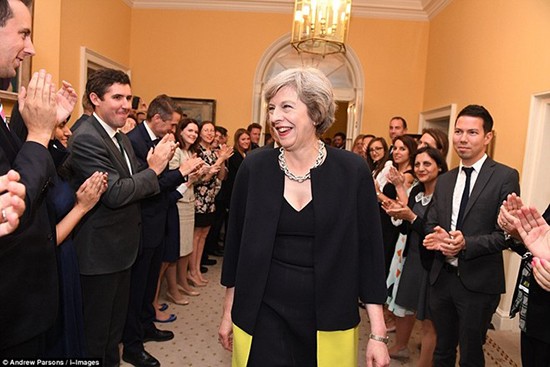 Bà Theresa May chính thức trở thành thủ tướng Anh ảnh 2