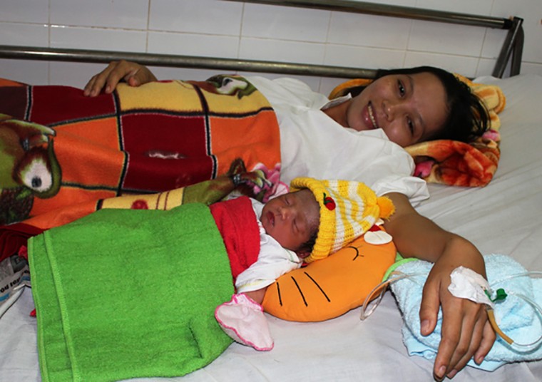 Nữ bác sĩ hút đàm nhớt cứu bé sơ sinh đẻ rơi trên biển ảnh 1