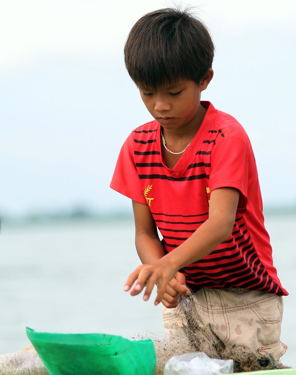 Cuộc mưu sinh của trẻ Việt kiều không quốc tịch bên hồ Dầu Tiếng ảnh 2