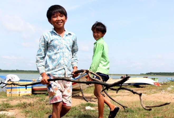 Cuộc mưu sinh của trẻ Việt kiều không quốc tịch bên hồ Dầu Tiếng ảnh 3