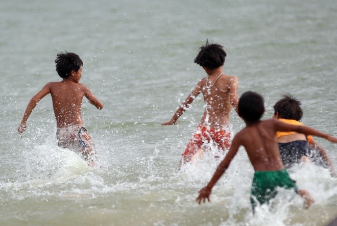 Cuộc mưu sinh của trẻ Việt kiều không quốc tịch bên hồ Dầu Tiếng ảnh 11