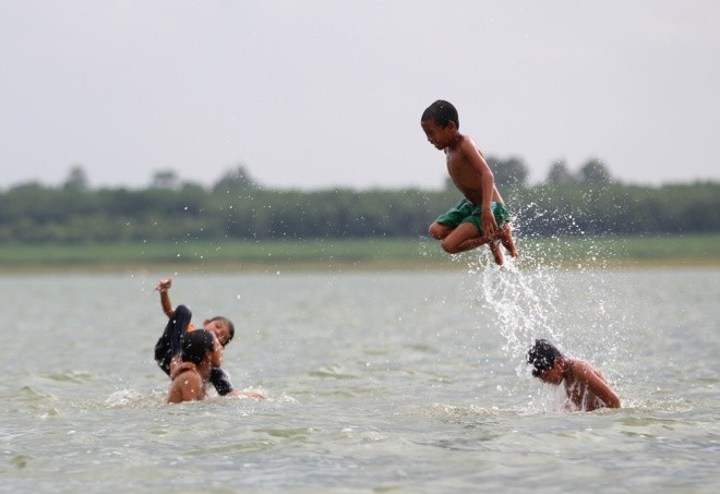 Cuộc mưu sinh của trẻ Việt kiều không quốc tịch bên hồ Dầu Tiếng ảnh 12