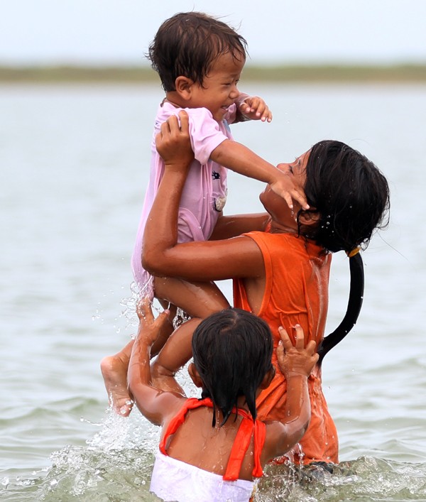 Cuộc mưu sinh của trẻ Việt kiều không quốc tịch bên hồ Dầu Tiếng ảnh 13