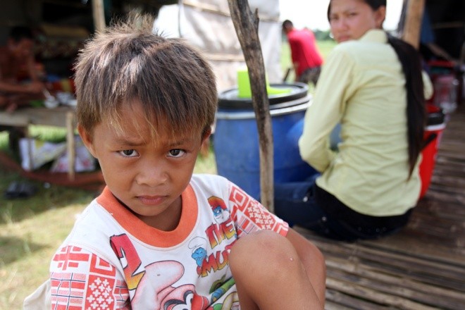 Cuộc mưu sinh của trẻ Việt kiều không quốc tịch bên hồ Dầu Tiếng ảnh 9