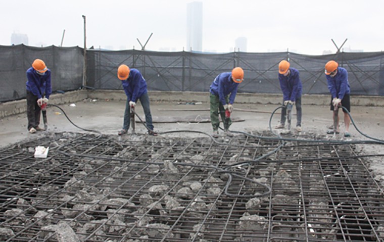 Đưa cần cẩu vào phá dỡ phần sai phép nhà 8B Lê Trực ảnh 1