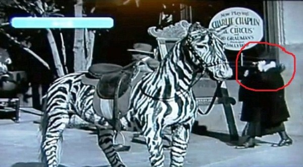 Những bức ảnh kì quái trong lịch sử khiến các nhà khoa học đau đầu ảnh 9