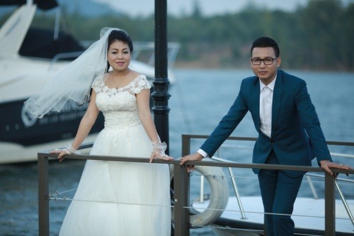 Ca sĩ Anh Thơ e ấp trong 'áo cưới' bên người tình trẻ tuổi ảnh 1