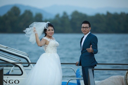 Ca sĩ Anh Thơ e ấp trong 'áo cưới' bên người tình trẻ tuổi ảnh 2