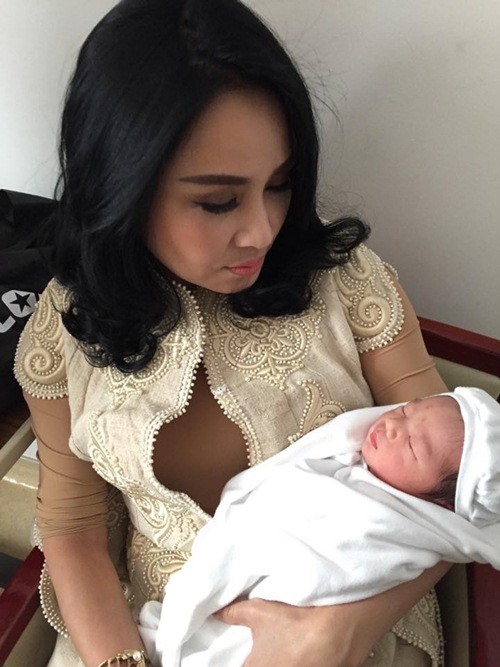 Chân dung người bạn gái hơn tuổi ít biết của Tùng Dương ảnh 3