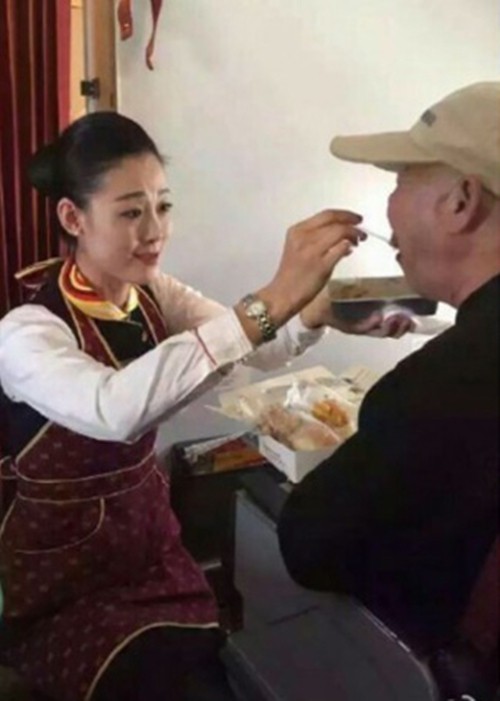 Nữ tiếp viên được tôn vinh vì quỳ gối cho khách tàn tật ăn ảnh 1