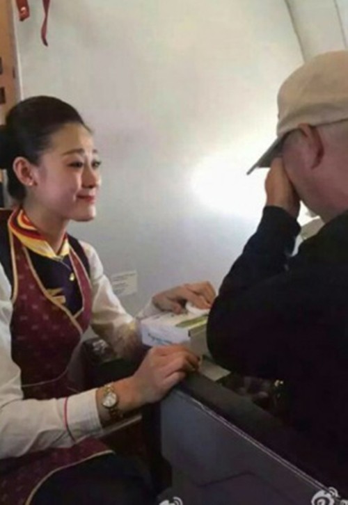 Nữ tiếp viên được tôn vinh vì quỳ gối cho khách tàn tật ăn ảnh 2