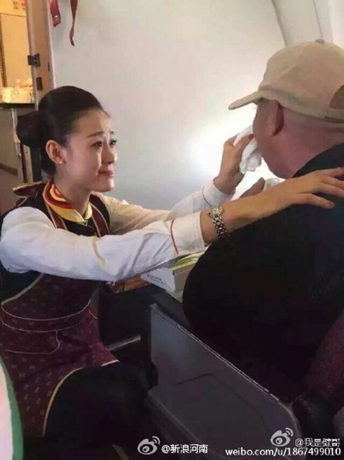 Nữ tiếp viên được tôn vinh vì quỳ gối cho khách tàn tật ăn ảnh 3