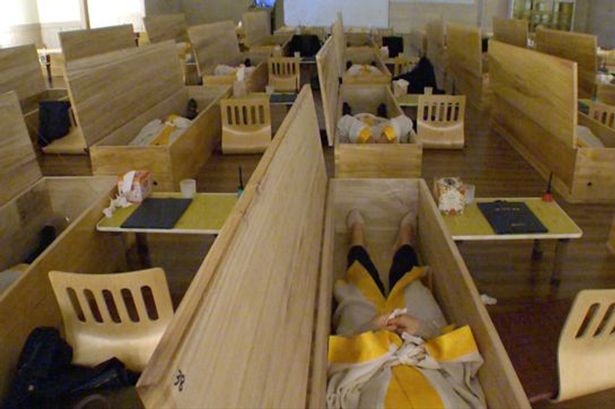 Người Hàn Quốc kéo nhau đi trải nghiệm cái chết trong quan tài ảnh 1