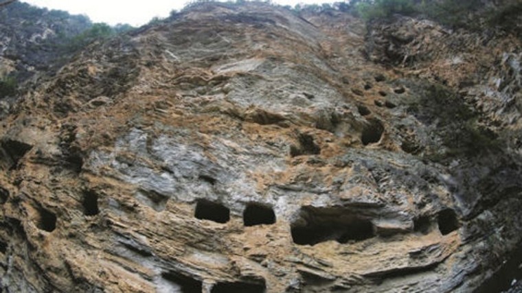 Phát hiện hàng trăm quan tài cổ treo trên vách đá ở Trung Quốc ảnh 1