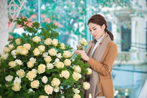 'Bạn trai' đưa Hoa hậu Kỳ Duyên đi chọn hoa cưới ảnh 5