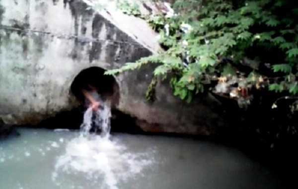 Thiếu nữ la hét, lấy gạch đập đầu chui vào cống nước thải ảnh 1