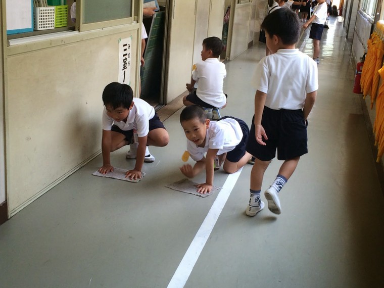 Bài học đặc biệt từ việc tự vệ sinh lớp học của trẻ em Nhật ảnh 3