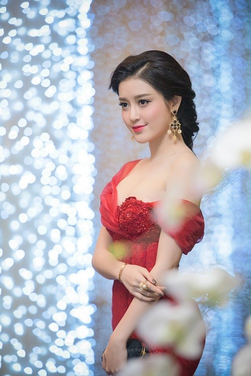 Huyền My, Hoàng Thùy Linh đọ dáng sexy bất chấp giá lạnh ảnh 7