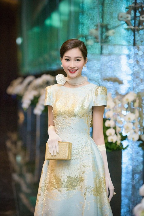 Huyền My, Hoàng Thùy Linh đọ dáng sexy bất chấp giá lạnh ảnh 12