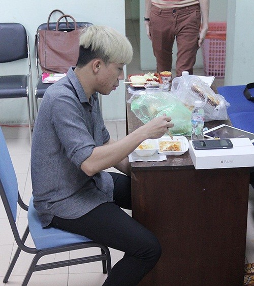 Bữa ăn đạm bạc của các nghệ sĩ hài ở hậu trường 'Ơn giời' ảnh 2