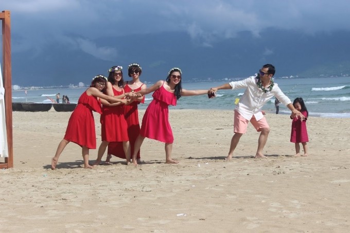 Dân mạng "rung rinh" vì bộ ảnh cưới 4 chú rể và tình bạn 2 thập kỷ ảnh 10