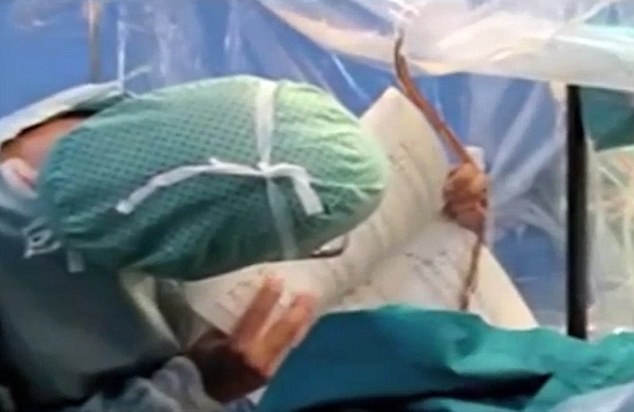 Bệnh nhân vừa phẫu thuật não vừa chơi saxophone suốt 12 tiếng ảnh 2