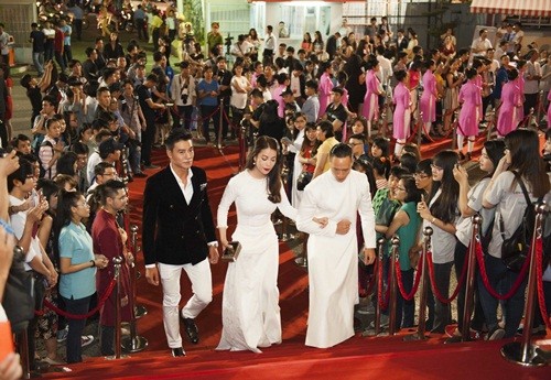 Trương Ngọc Ánh, Kim Lý sánh đôi tình cảm tại thảm đỏ Bông sen vàng ảnh 2