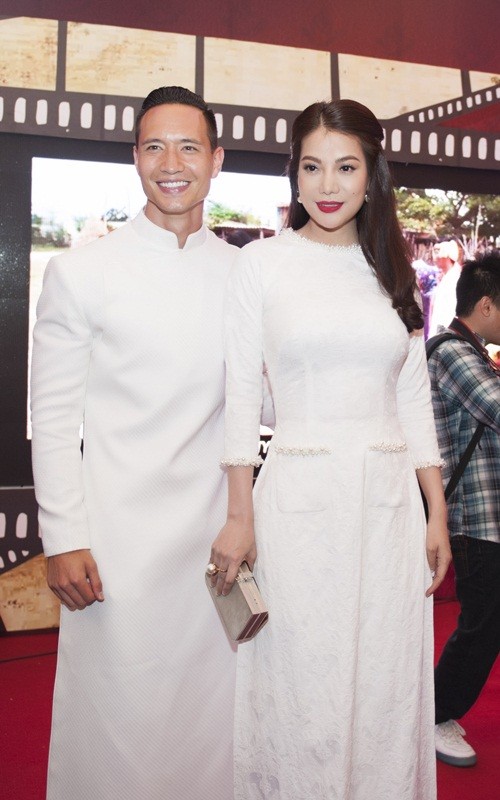 Trương Ngọc Ánh, Kim Lý sánh đôi tình cảm tại thảm đỏ Bông sen vàng ảnh 1