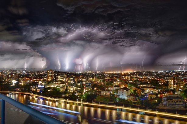 Kinh ngạc hiện tượng sét đánh giống như ngày tận thế ở Australia ảnh 1