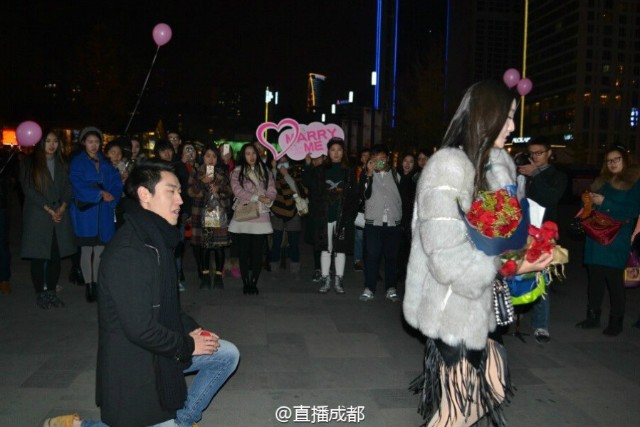 Cầu hôn hoành tráng nhưng vẫn bị từ chối vì nhẫn kim cương quá bé ảnh 3