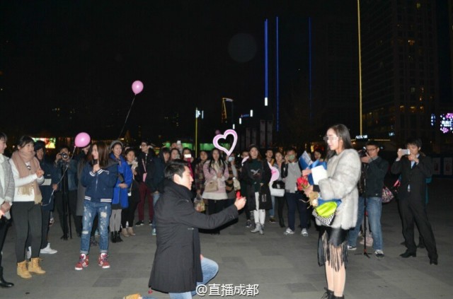 Cầu hôn hoành tráng nhưng vẫn bị từ chối vì nhẫn kim cương quá bé ảnh 2