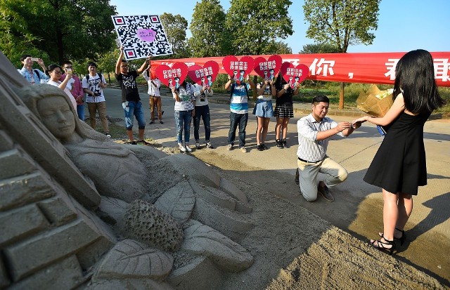 Cầu hôn hoành tráng nhưng vẫn bị từ chối vì nhẫn kim cương quá bé ảnh 5