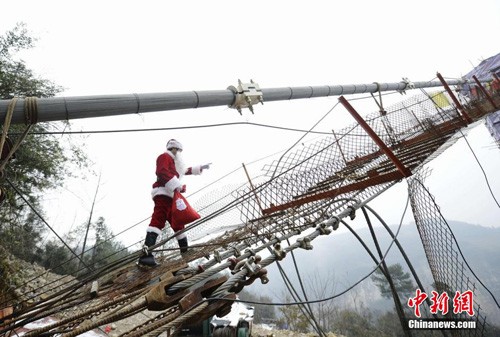 Sếp giả làm ông già Noel tặng quà khích lệ công nhân ảnh 3