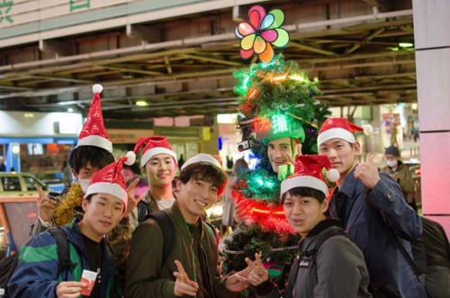 Anh chàng cây thông Noel kỳ lạ tại Tokyo ảnh 2
