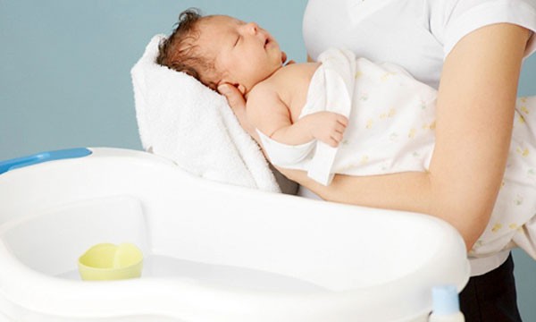 Mách mẹ cách giữ ấm đúng "chuẩn" cho bé vào mùa đông ảnh 3