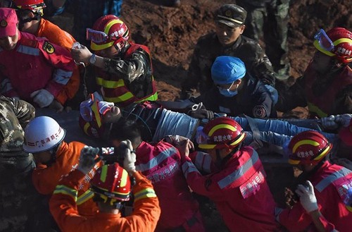 Nạn nhân đầu tiên sống sót trong vụ lở đất ở Trung Quốc ảnh 1