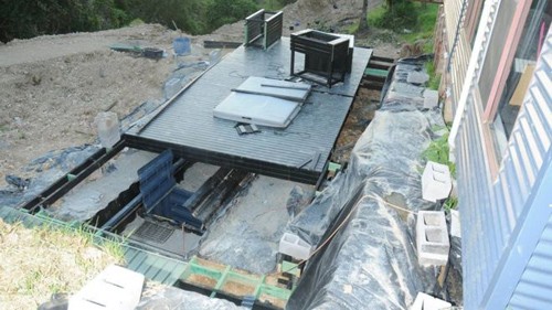 Bé trai 8 tuổi bị giam giữ trong hầm điều chế thuốc phiện ảnh 1