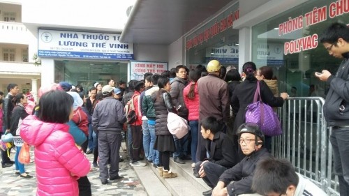 Cảnh chen lấn, ngất xỉu chờ tiêm vaccine cho trẻ tại Hà Nội ảnh 1