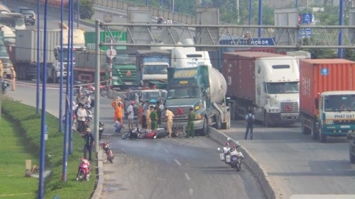 Xe bồn mất lái, tông liên tiếp 6 xe máy trên xa lộ Hà Nội ảnh 1