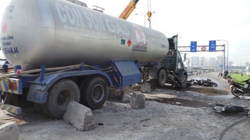 Xe bồn mất lái, tông liên tiếp 6 xe máy trên xa lộ Hà Nội ảnh 2