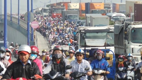 Xe bồn mất lái, tông liên tiếp 6 xe máy trên xa lộ Hà Nội ảnh 3