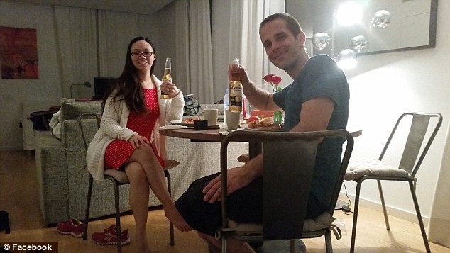 Màn cầu hôn ngoài không gian lãng mạn nhất thế giới ảnh 2