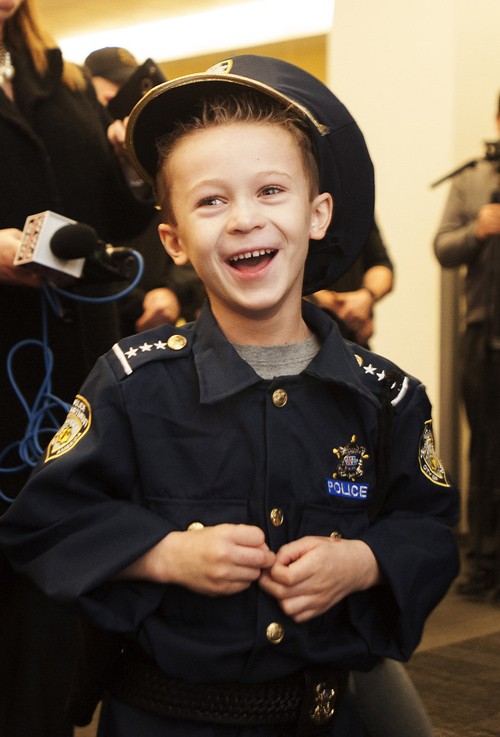 Bé 7 tuổi trở thành cảnh sát trưởng trong 1 ngày ảnh 3