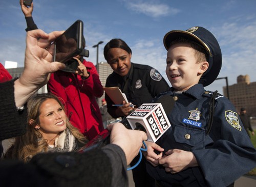 Bé 7 tuổi trở thành cảnh sát trưởng trong 1 ngày ảnh 6